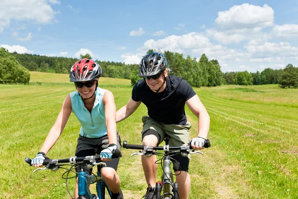 运动山地自行车-男人推年轻女孩 — 图库照片