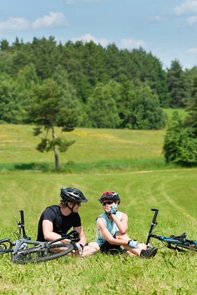 Sport mountain biking couple relax in meadows — Stok fotoğraf