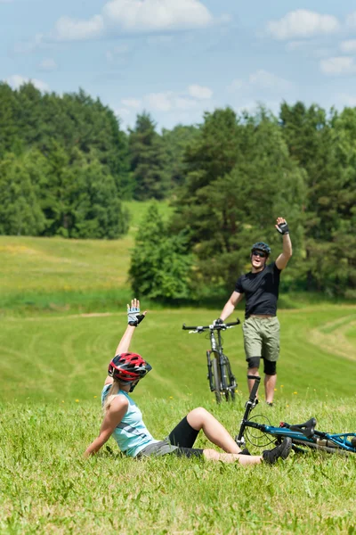 Sport mountain biking couple greeting in meadows — Stok fotoğraf