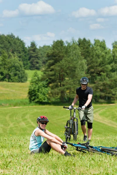 Пара спортивных горных велосипедов отдыхает на лугах — стоковое фото
