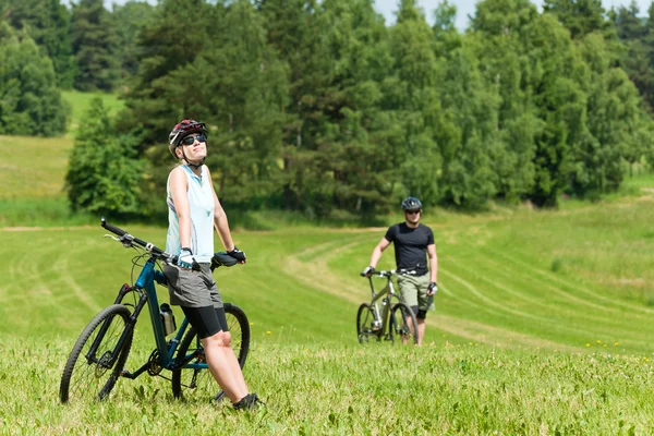 スポーツ山の自転車に乗るカップルの牧草地でリラックスします。 — ストック写真