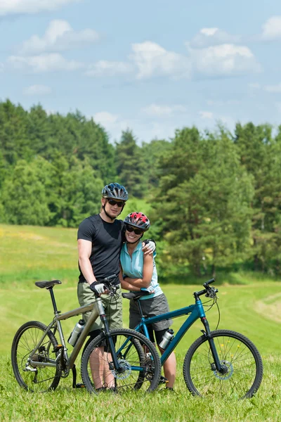 Sport mountain biking couple relax in meadows — Stok fotoğraf