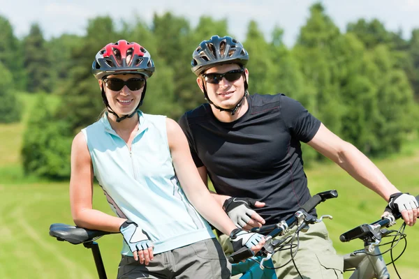 スポーツ山の自転車に乗るカップルの牧草地でリラックスします。 — ストック写真