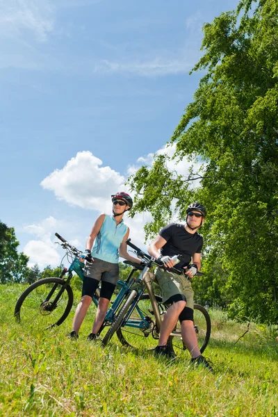 Deporte bicicleta de montaña pareja relajarse en los prados — Foto de Stock