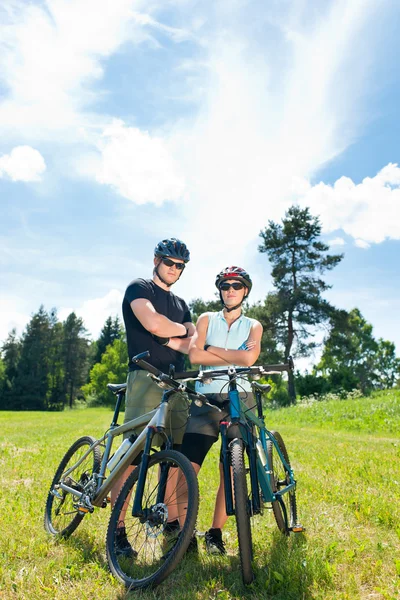 Deporte bicicleta de montaña pareja relajarse en los prados —  Fotos de Stock