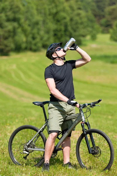 Sportig man mountainbike koppla av soliga ängar — Stockfoto