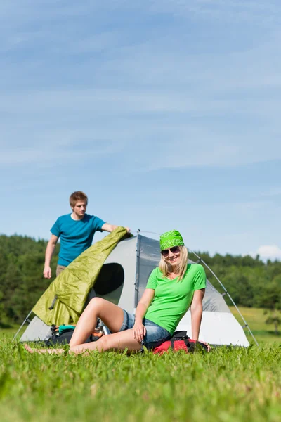 Campeggio coppia build-up tenda soleggiata campagna — Foto Stock