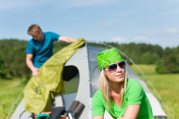 Camping couple build-up tent sunny countryside — Stock Photo, Image