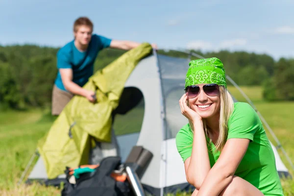 Camping couple build-up tent sunny countryside — Stock Photo, Image