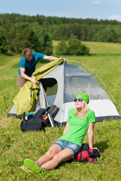 Camping paar opbouw tent zonnige platteland — Stockfoto