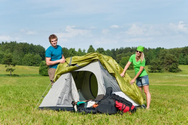 Campeggio coppia build-up tenda soleggiata campagna — Foto Stock