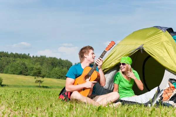 Campeggio coppia suonare la chitarra da tenda campagna — Foto Stock