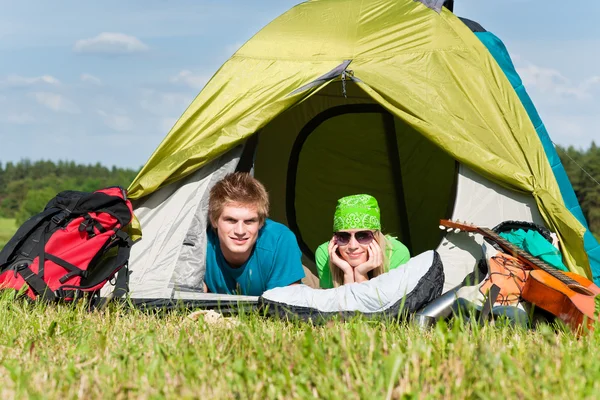 テント夏の田園地帯の中に横たわってキャンプのカップル — ストック写真
