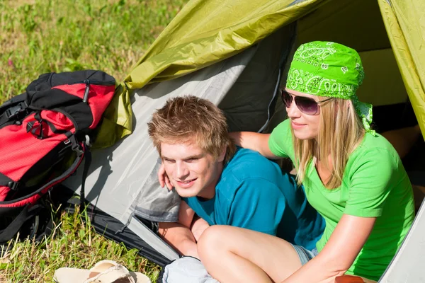 Camping paar liggen binnen tent zomer platteland — Stockfoto