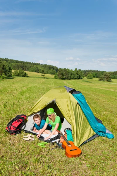 Kamp birkaç çadır yaz kırsal içinde yalan — Stok fotoğraf