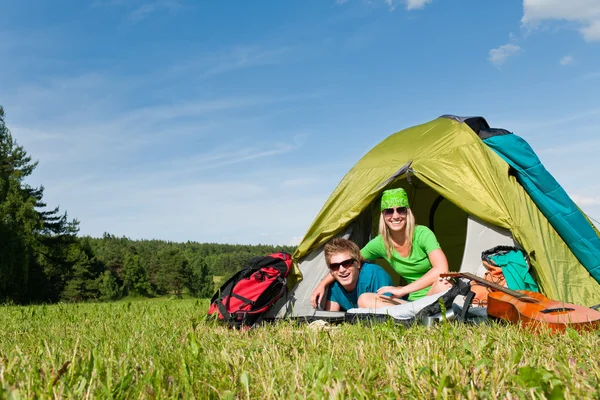 Zeltpaar liegt in Zelt-Sommerlandschaft — Stockfoto