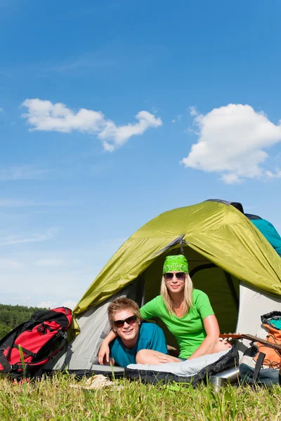 Camping casal deitado dentro tenda verão campo — Fotografia de Stock