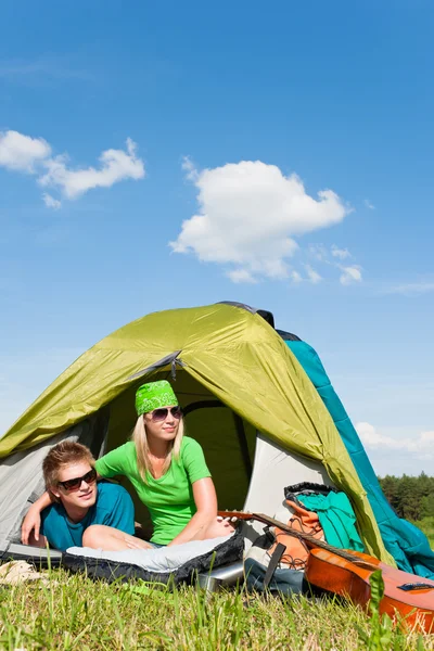 Camping couple lying inside tent summer countryside — Stock Photo, Image