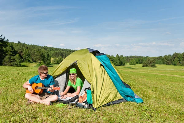 Camping couple play guitar summer in countryside — Stock Photo, Image