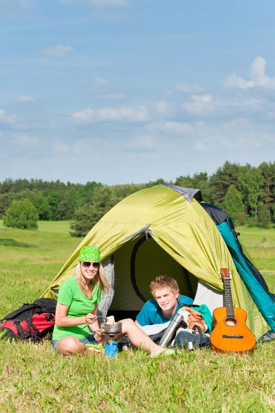 Jeune camping couple cuisine repas extérieur tente — Photo