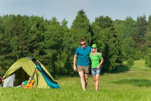 夏の田舎で抱き締めるキャンプ カップル — ストック写真