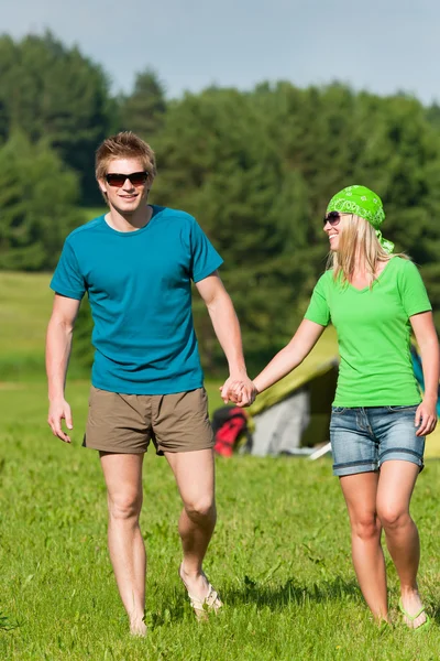 Young camping couple hold hands summer countryside — Stock Photo, Image