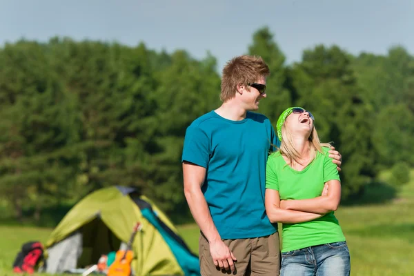 Young camping couple hugging in summer countryside — Stock Photo, Image