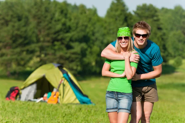 Junges Campingpaar umarmt sich in sommerlicher Landschaft — Stockfoto