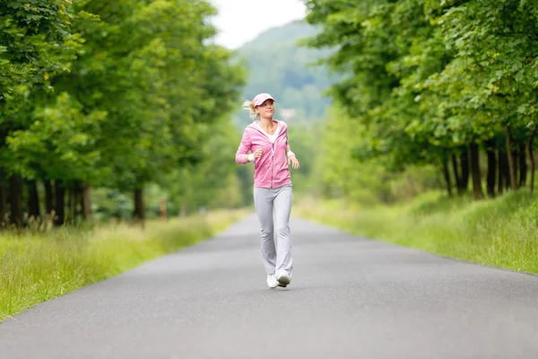 Lepilemur jonge vrouw uitgevoerd park weg joggen — Stockfoto