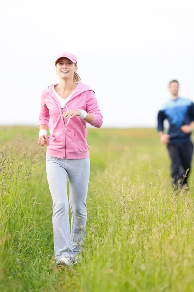 Jogging deportivo joven pareja corriendo prado campo — Foto de Stock