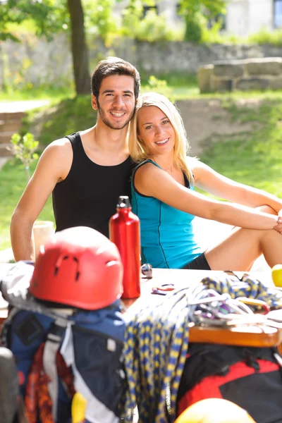 Junges Paar entspannt sonnige Terrasse Kletterausrüstung — Stockfoto