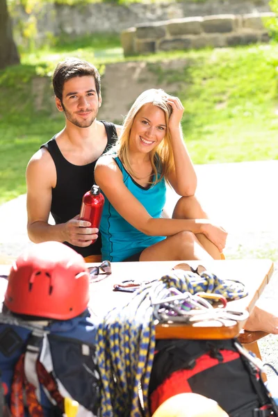 Jovem casal relaxar terraço ensolarado equipamento de escalada — Fotografia de Stock