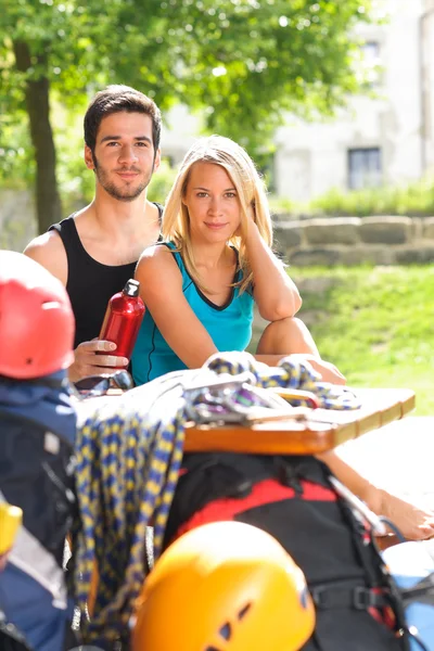 Jovem casal relaxar terraço ensolarado equipamento de escalada — Fotografia de Stock