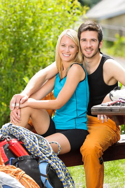 Ativo jovem casal equipamento de escalada relaxar terraço — Fotografia de Stock