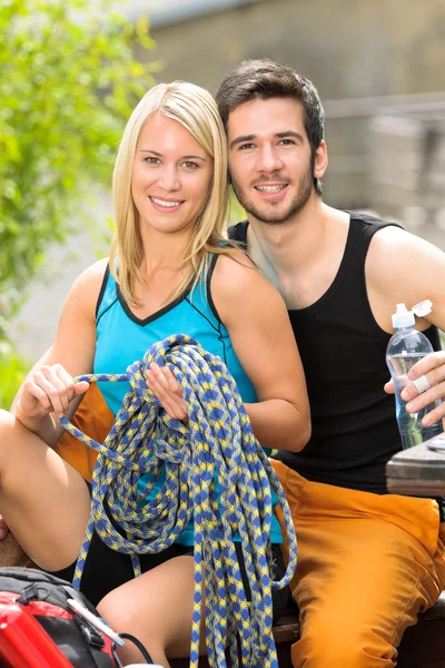 Ativo jovem casal equipamento de escalada relaxar terraço — Fotografia de Stock