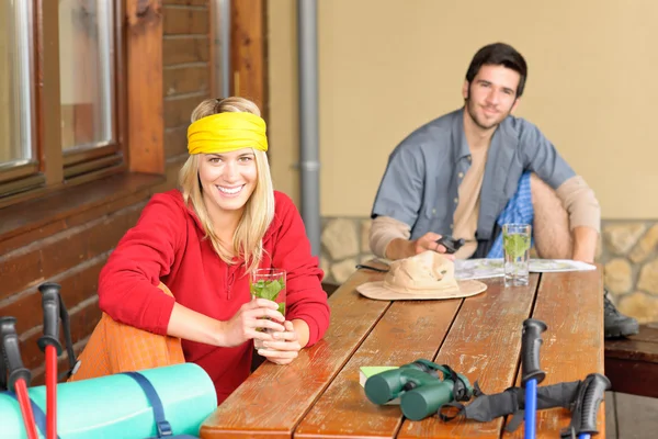 Tramping young couple relax by wooden table — Stock Photo, Image