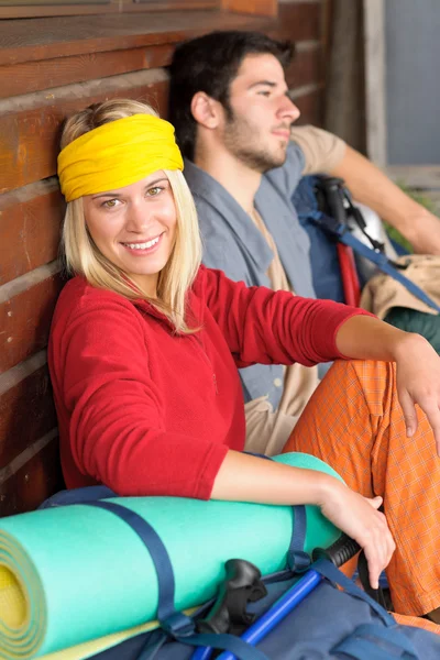 Tramping mochila jovem casal relaxar por casa de campo — Fotografia de Stock