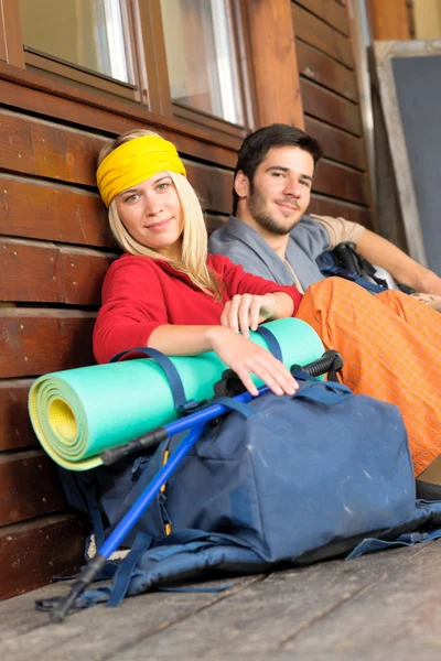 Tramping młoda para plecak relaks przy domku — Zdjęcie stockowe