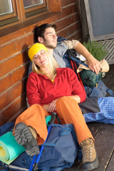Tramping young couple backpack sleep by cottage — Stock Photo, Image