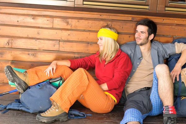 Trampelnde junge Paar Rucksack entspannen bei Ferienhaus — Stockfoto