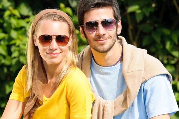 Esportivo jovem casal retrato usar óculos de sol ensolarado — Fotografia de Stock