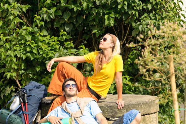 Senderismo joven pareja mochila relajarse día soleado —  Fotos de Stock