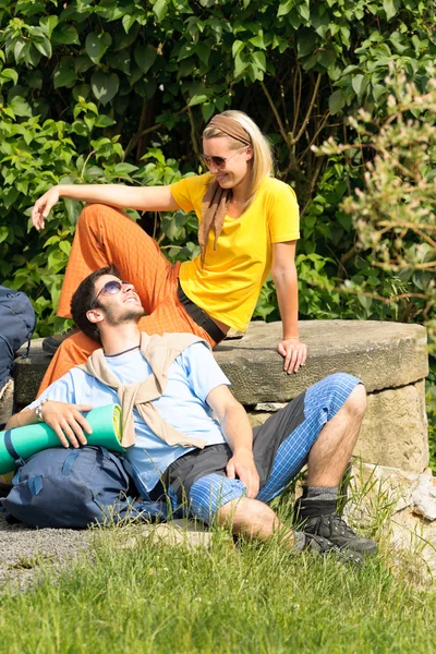 Túrázás a fiatal pár hátizsák relax napsütéses napon — Stock Fotó