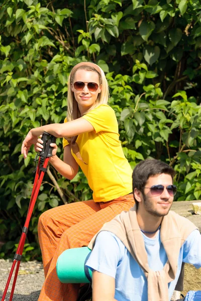 Caminhadas mochila jovem casal relaxar dia ensolarado — Fotografia de Stock