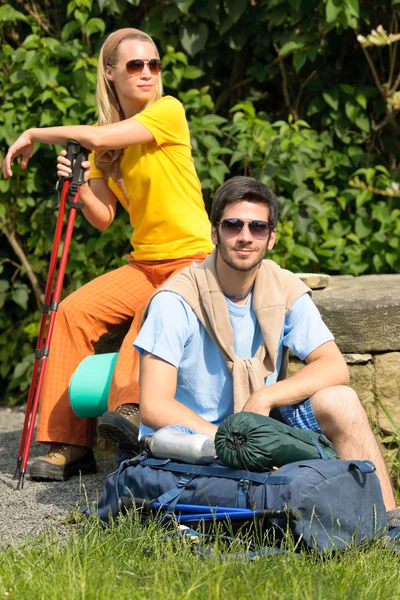 Hiking young couple backpack relax sunny day — Stock Photo, Image