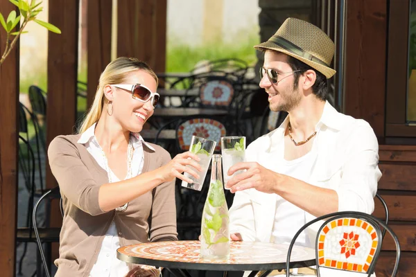 Restaurante terraza elegante pareja bebida día soleado — Foto de Stock