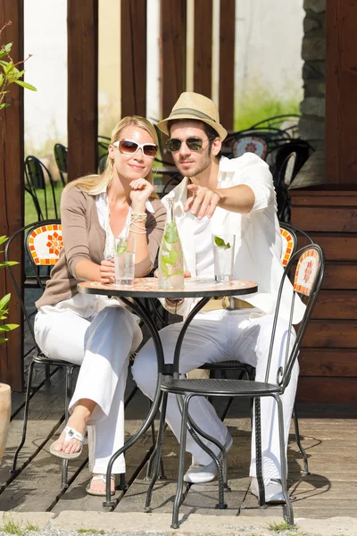 Restaurante terraço elegante casal bebida dia ensolarado — Fotografia de Stock