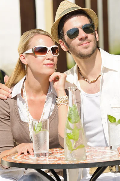 Restaurante terraza elegante pareja bebida día soleado —  Fotos de Stock