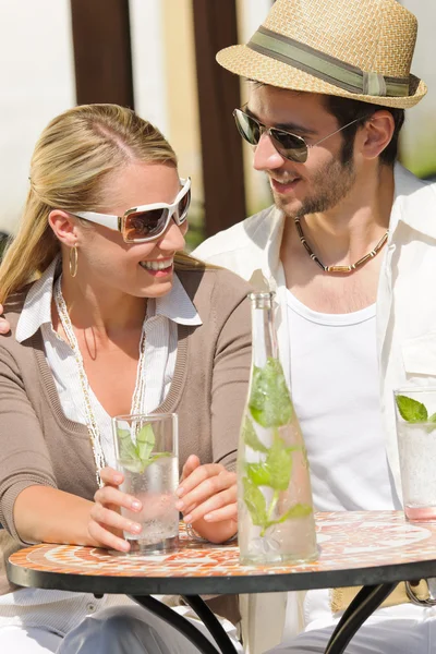 Restaurante terraço elegante casal bebida dia ensolarado — Fotografia de Stock