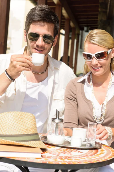 Restaurante terraço elegante casal beber café — Fotografia de Stock